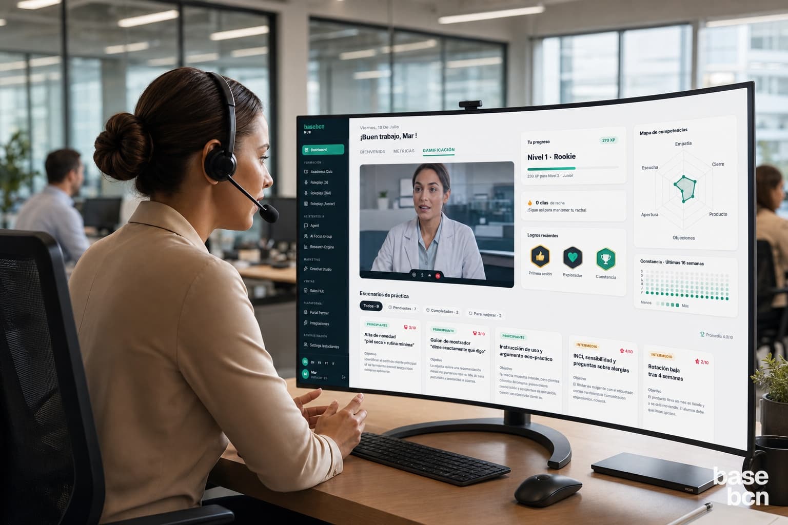 Una profesional con auriculares practica una conversación con un cliente simulado por IA en basebcn HUB, con su progreso y su mapa de competencias en pantalla.